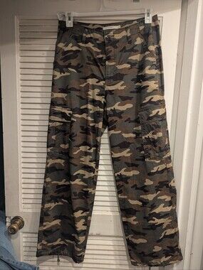 Woman's Levi Cano Cargo Pants
